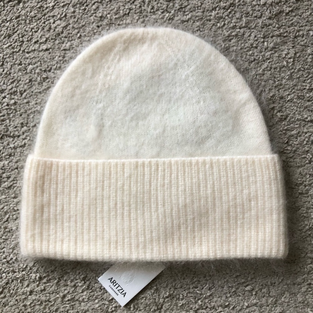 Aritzia Brushed Cashmere Cuff Beanie. NWT.